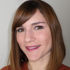 Uśmiechająca się kobieta w brązowych włosach do ramion