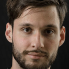 Mężczyzna w ciemnych włosach i zaroście