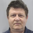 Twarz mężczyzny spoglądającego w stronę obiektywu