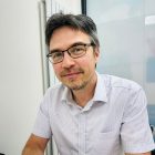 Mężczyzna w okularach i koszuli