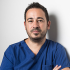 Lekarz z zarostem i ubrany w niebieski uniform