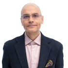 Mężczyzna w okularach, marynarce i różowej koszuli