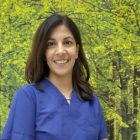 Uśmiechająca się lekarka w niebieskiej bluzce