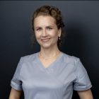 Lekarka w szarej bluzce